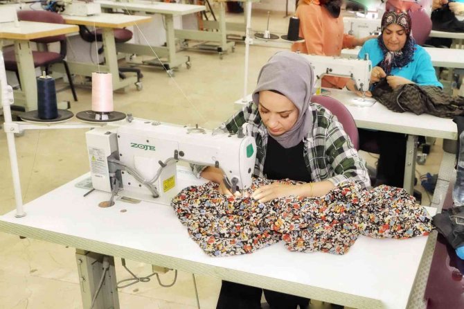Bu Atölyede Kadınlar İş Hayatına Atılıyor