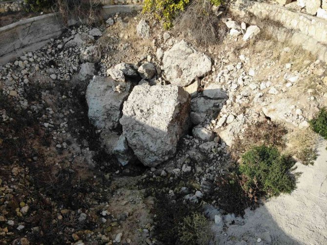 Akarsu Kurudu, Ortaya Çıkan Mağara Tehlike Saçıyor