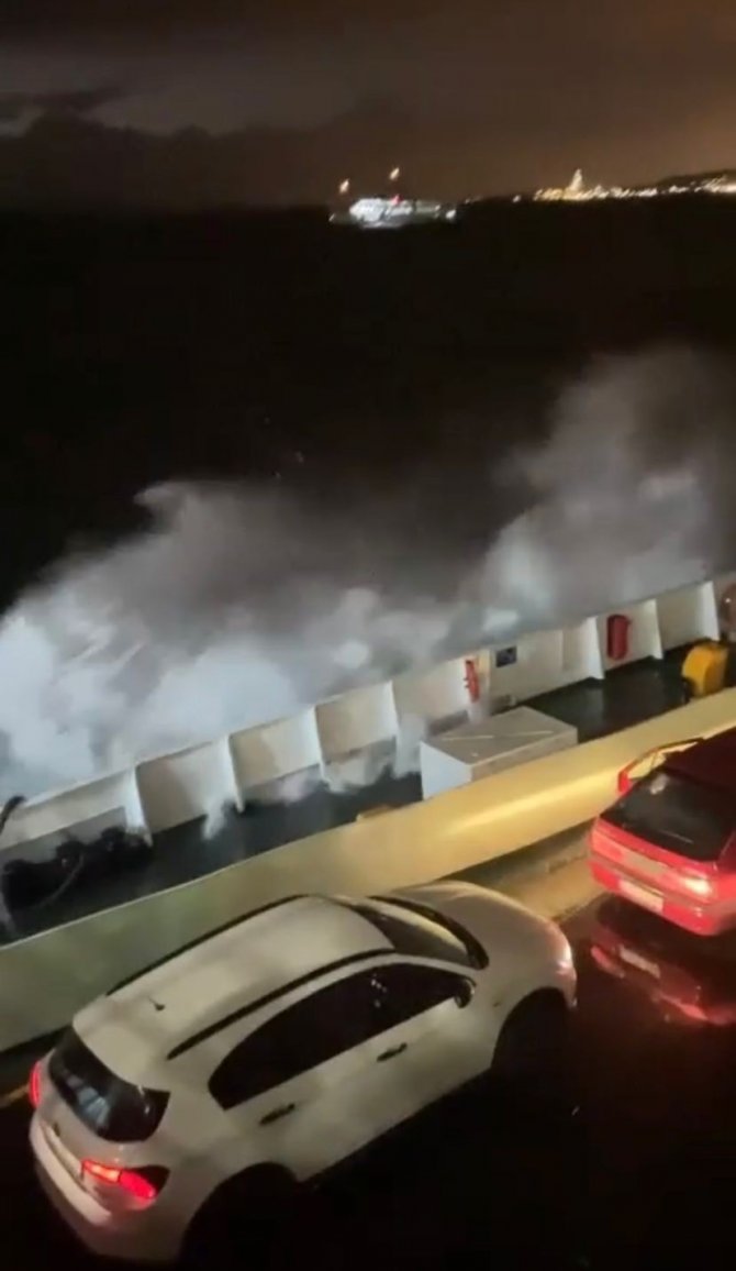 Marmara Denizinde Korku Dolu Anlar: Dalgalar Metrelerce Yükseldi