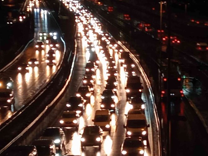 İ̇stanbul’da Sağanak Yağış Hayatı Olumsuz Etkiledi