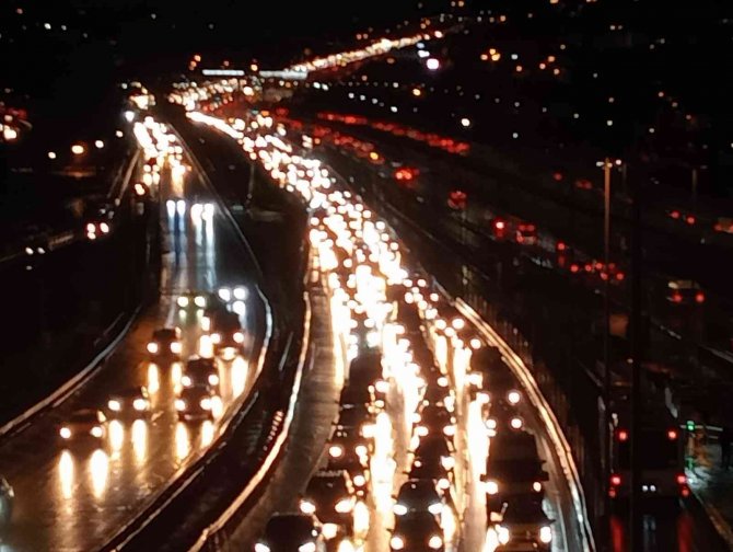 İ̇stanbul’da Sağanak Yağış Hayatı Olumsuz Etkiledi