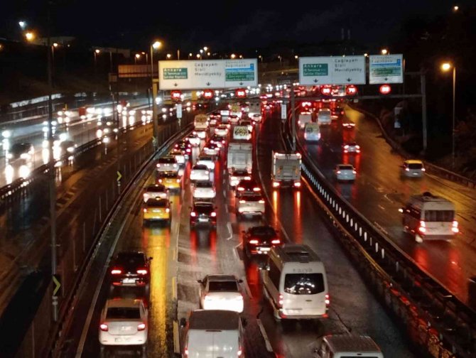 İ̇stanbul’da Sağanak Yağış Hayatı Olumsuz Etkiledi