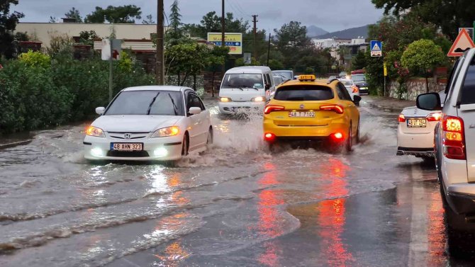 Meteoroloji’den Muğla’ya Kuvvetli Sağanak Ve Fırtına Uyarısı