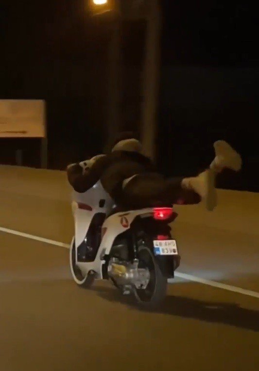 Yatarak Motosiklet Kullandı