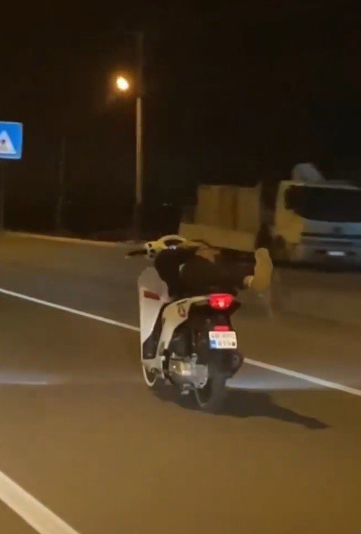 Yatarak Motosiklet Kullandı