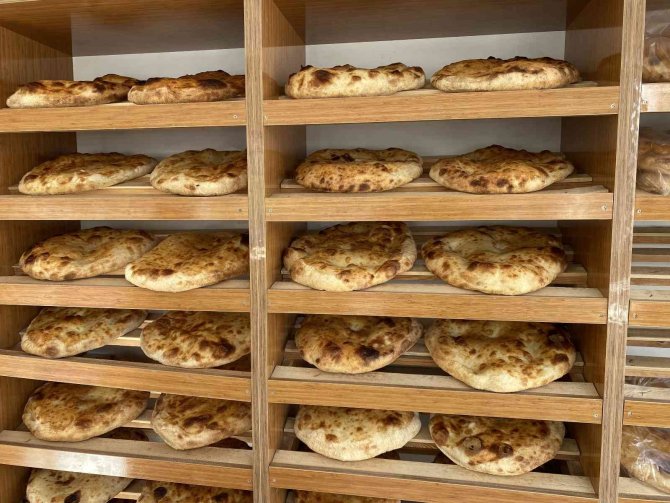 Niğde’nin Yöresel Köy Çöreğine Büyük İlgi