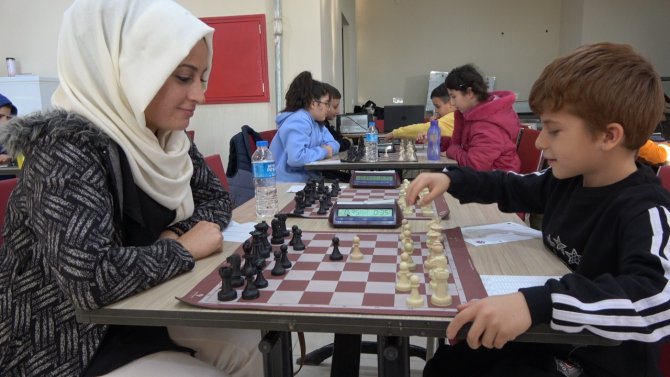 Siirt’te Satranç Turnuvasında Anne Oğluna Rakip Oldu