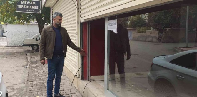 Hırsız Çalacak Bir Şey Bulamayınca Dükkanın Kapısını Götürdü