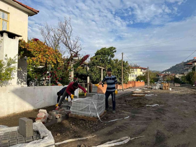 Ortaca’nın Mahalle Yollarına Kilitli Parke