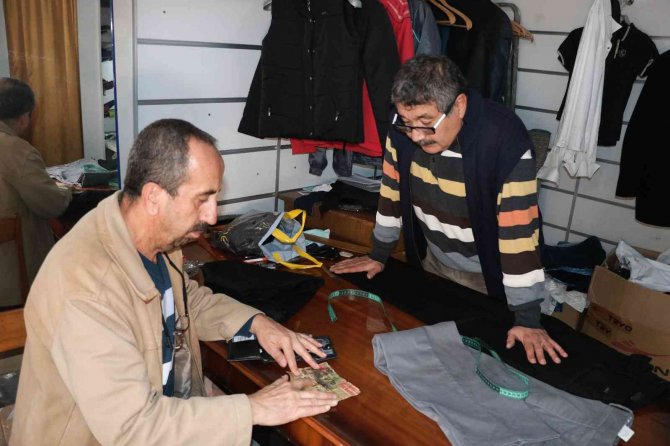 Arkadaşının Ölüm Haberini 24 Yıldır Cüzdanında Saklıyor