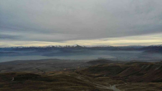 Tatvan’da Oluşan Sis Bulutu Adeta Şehri Görünmez Hale Getirdi
