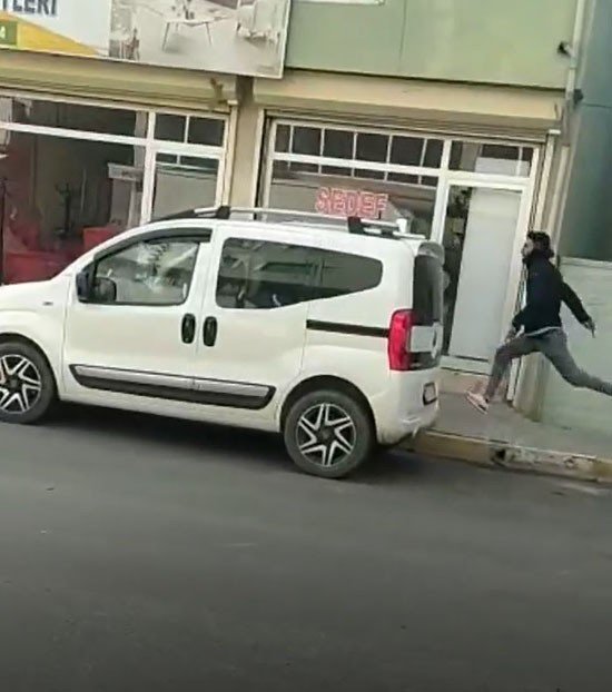 Önce Ateş Etti, Sonra Bıçakladı