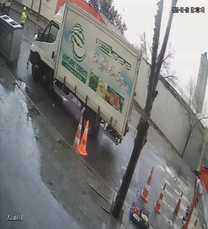 İ̇stanbul’da Korku Dolu Anlar Kamerada: Yol Bir Anda Çöktü, Sürücü Kamyonetini Son Anda Kurtardı