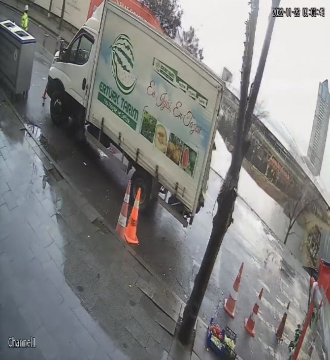 İ̇stanbul’da Korku Dolu Anlar Kamerada: Yol Bir Anda Çöktü, Sürücü Kamyonetini Son Anda Kurtardı