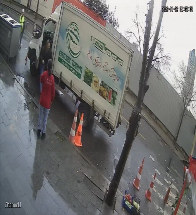 İ̇stanbul’da Korku Dolu Anlar Kamerada: Yol Bir Anda Çöktü, Sürücü Kamyonetini Son Anda Kurtardı