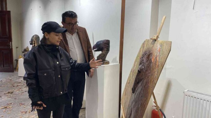 Elektrikli Testere İle Yaptığı Vahşi Doğa Heykelleri Sergiledi