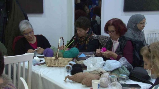 Üsküdar’da, Kullanılmayan El Örgüsü Giyecekler İhtiyaç Sahipleri İçin Yeniden Örüldü