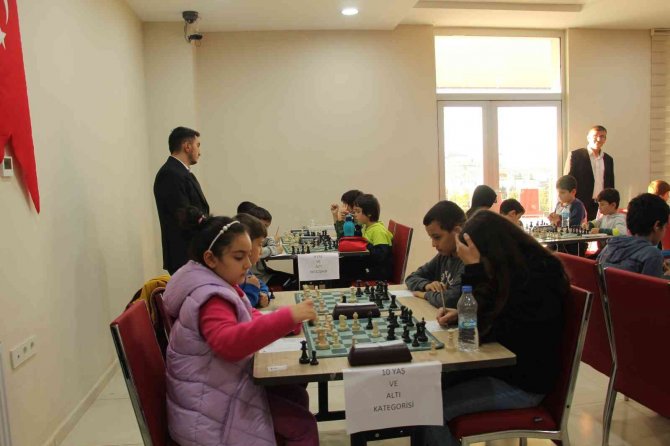 Siirt’te Satranç Turnuvasında Anne Oğluna Rakip Oldu