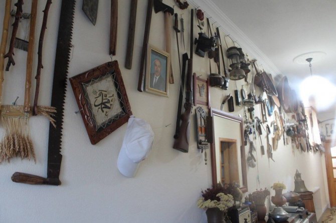 Sıla Hasretiyle 17 Yılda Biriktirdiği Eşyaları Köy Evinde Sergiliyor