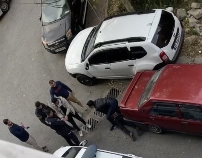 İ̇stanbul’da Bıçaklı Gaspçıların Yakalandığı Anlar Kamerada: Polise Yemin Ederek Yalvardılar