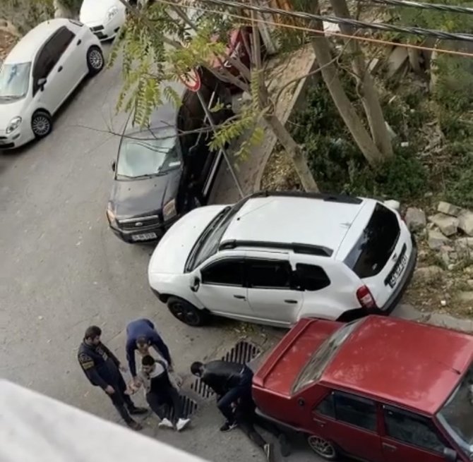 İ̇stanbul’da Bıçaklı Gaspçıların Yakalandığı Anlar Kamerada: Polise Yemin Ederek Yalvardılar