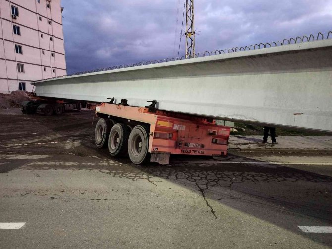 40 Tonluk Yükle Çamura Saplandı, 2 Saatlik Çalışmayla Kurtarıldı