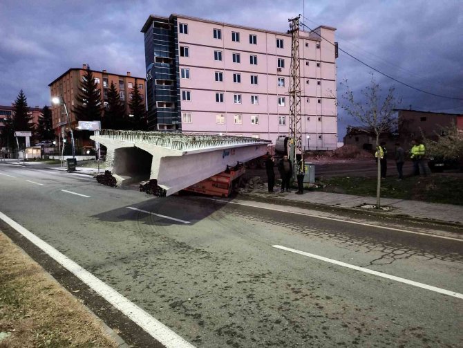 40 Tonluk Yükle Çamura Saplandı, 2 Saatlik Çalışmayla Kurtarıldı