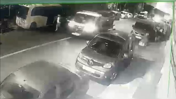 İ̇stanbul’da Film Sahnesi Gibi Olay Kamerada: Ortalığı Savaş Alanına Çevirip Çekiciyle Aracını Kaçırdı