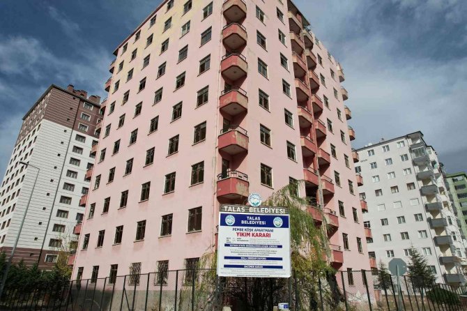 Metruk Bina Yıkılıyor, Çevreye Huzur Ve Güven Geliyor