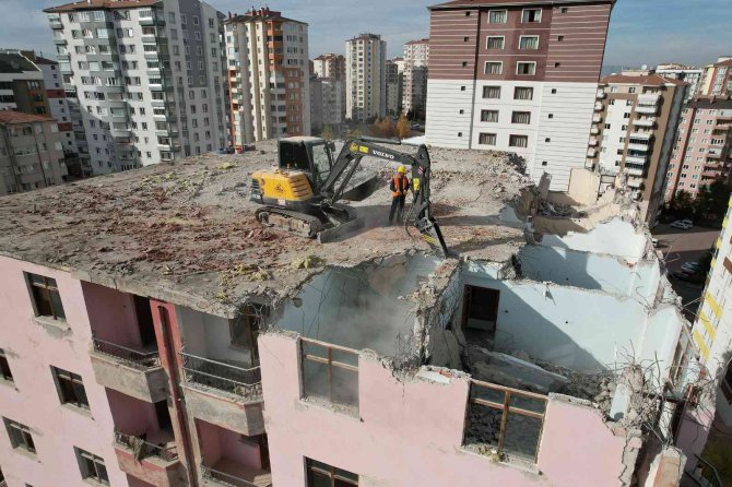 Metruk Bina Yıkılıyor, Çevreye Huzur Ve Güven Geliyor