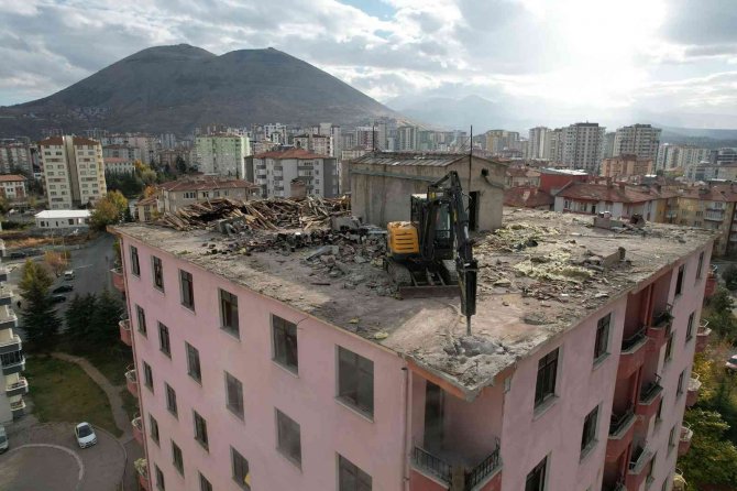 Metruk Bina Yıkılıyor, Çevreye Huzur Ve Güven Geliyor