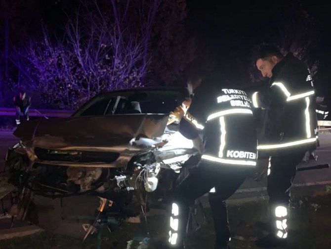 Tokat’ta Otomobil Refüje Çarptı: 1 Ölü, 1 Yaralı