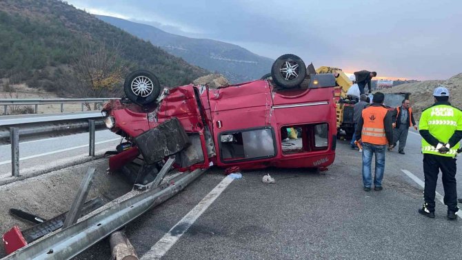 D100’de Bariyerlere Çarpan Minibüs Takla Attı: 2 Yaralı