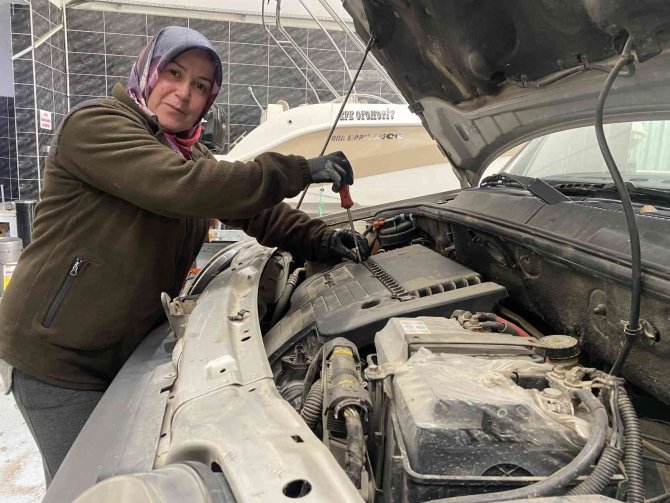 Erkek Ustalara Taş Çıkarıyor, Otomobillerin Motorunu Tamir Ediyor