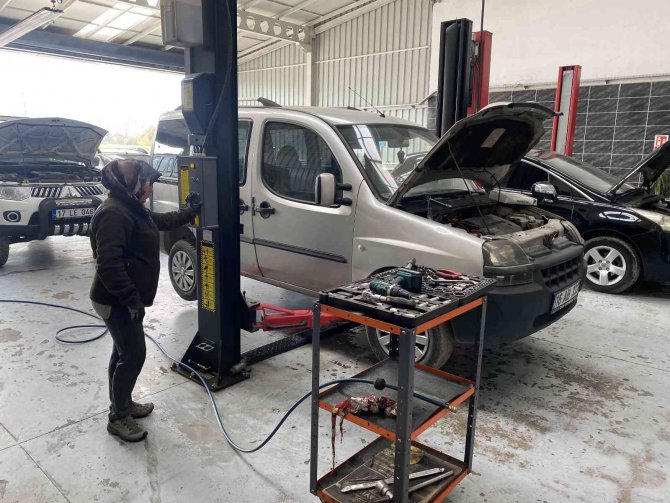 Erkek Ustalara Taş Çıkarıyor, Otomobillerin Motorunu Tamir Ediyor