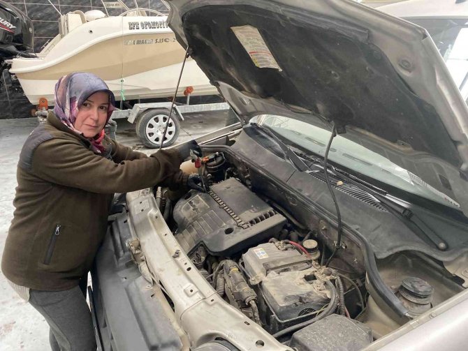Erkek Ustalara Taş Çıkarıyor, Otomobillerin Motorunu Tamir Ediyor