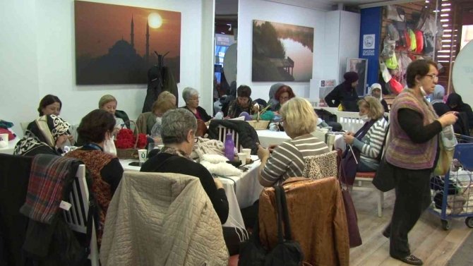 Üsküdar’da, Kullanılmayan El Örgüsü Giyecekler İhtiyaç Sahipleri İçin Yeniden Örüldü