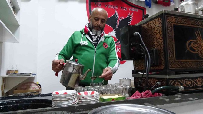 Yozgatlı Esnaf Gönül Verdiği Takımı Şampiyon Olana Kadar Çayı 1 Liradan Satacak