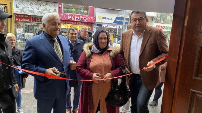 Elektrikli Testere İle Yaptığı Vahşi Doğa Heykelleri Sergiledi