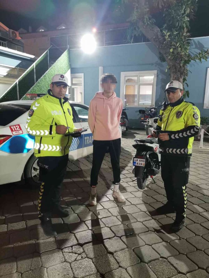 Fethiye’de Yatarak Motosiklet Kullanan Sürücüye Ceza Yağdı