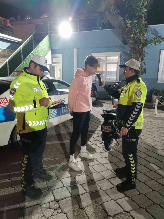Fethiye’de Yatarak Motosiklet Kullanan Sürücüye Ceza Yağdı