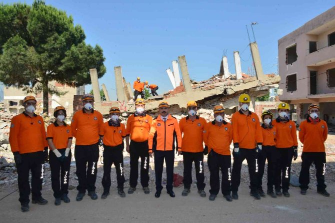 Belediye Çalışanları Arama Kurtarma Sertifikasını Aldı