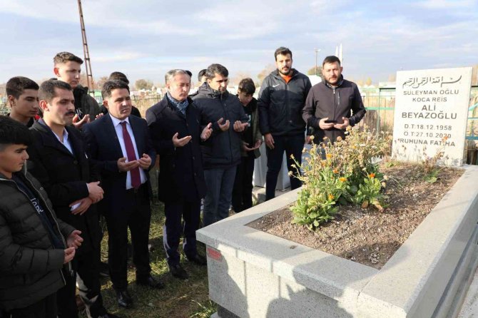 Ağrı’da Şube Müdürü Ali Beyazoğlu Mezarı Başında Anıldı