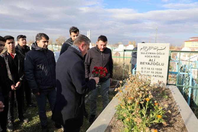 Ağrı’da Şube Müdürü Ali Beyazoğlu Mezarı Başında Anıldı