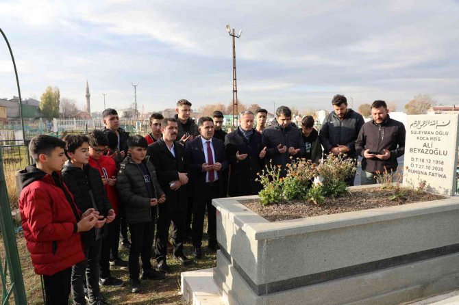 Ağrı’da Şube Müdürü Ali Beyazoğlu Mezarı Başında Anıldı
