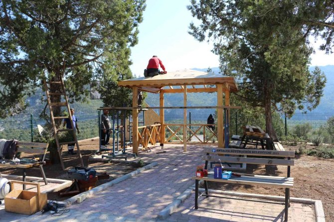 İ̇bradı’da Köy Okulu Tadilatı, Yol, Parke Taşı Ve Mezarlıkta Namaz Kılma Alanı Yapıldı