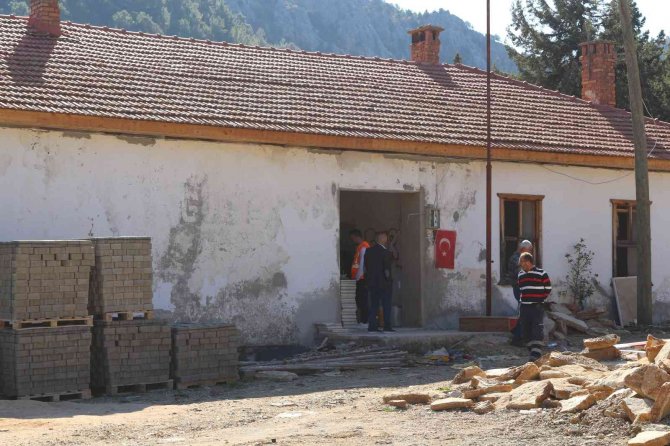 İ̇bradı’da Köy Okulu Tadilatı, Yol, Parke Taşı Ve Mezarlıkta Namaz Kılma Alanı Yapıldı