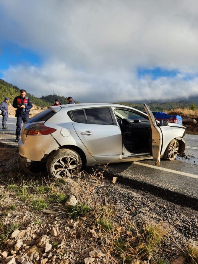 Antalya’da Otomobil Kayalıklara Çarptı: 1 Yaralı