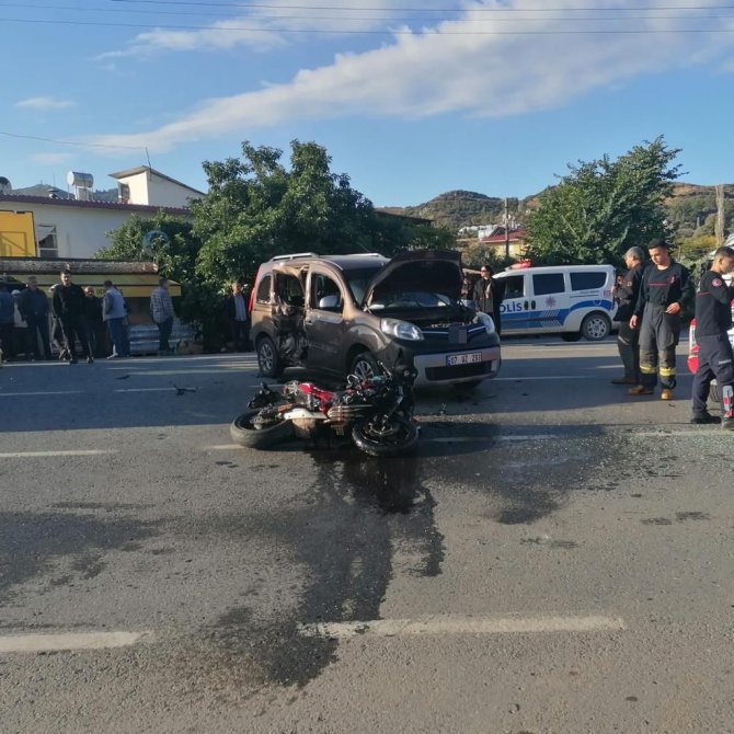 Gazipaşa’da Motosikletle Hafif Ticari Araç Çarpıştı: 1’i Ağır, 2 Yaralı