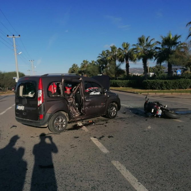 Gazipaşa’da Motosikletle Hafif Ticari Araç Çarpıştı: 1’i Ağır, 2 Yaralı